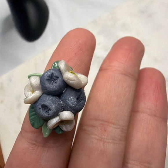 Handcrafted Blueberry and Flower Adjustable Ring silver plated - Picture 5 of 6